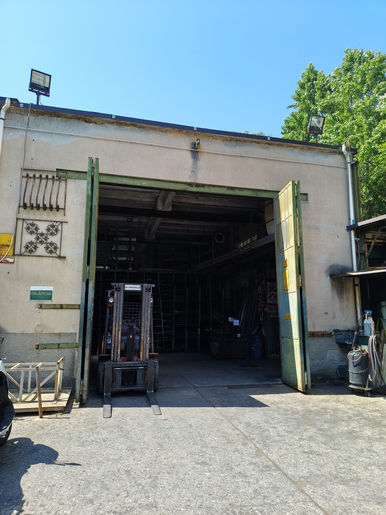 Magazzino Cerosillo Genova — carrello elevatore e campioni di lavorazione