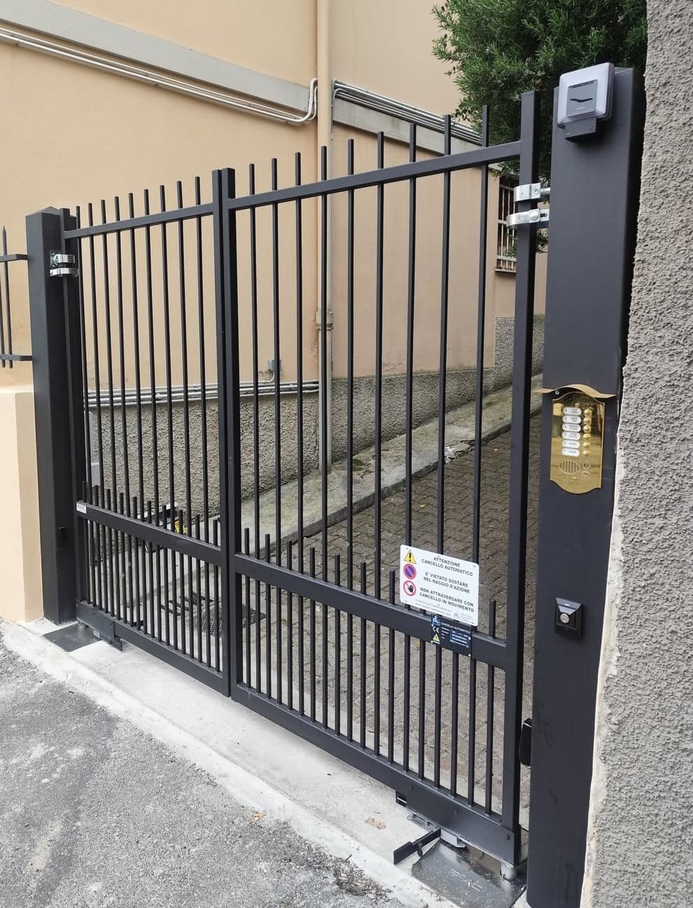 Dettaglio laterale — automazione, palo quadro 100×100mm, pannellatura mista — Cancello a battente automatizzato antracite — Cerosillo