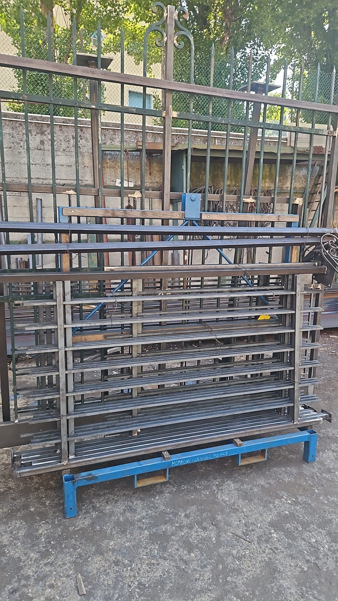 Ringhiere ornamentali con terminali sferici e decori a volute in lavorazione — pre-trattamento Triplex — Ringhiera decorativa a vista mare — Cerosillo