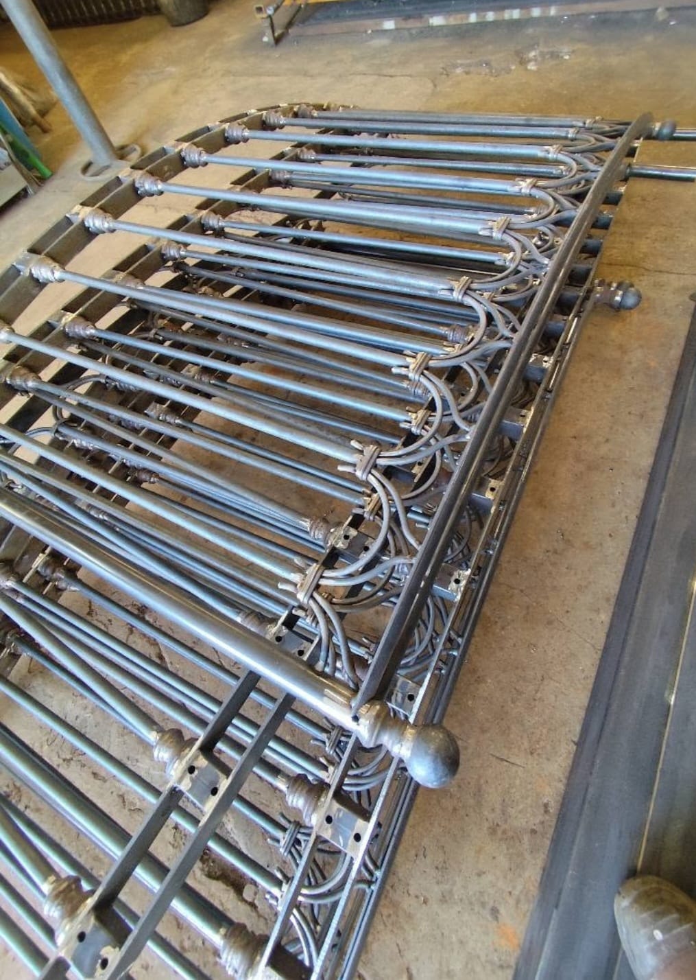Sezione ornamentale in ferro battuto — lavorazione artigianale pre-trattamento